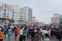 বেতনের-দাবিতে-ঢাকা-ময়মনসিংহ-সড়ক-শ্রমিকদের-অবরোধ